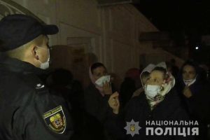 Поліція зафіксувала порушення карантину під час великодньої служби в Почаївській Лаврі (ФОТО)