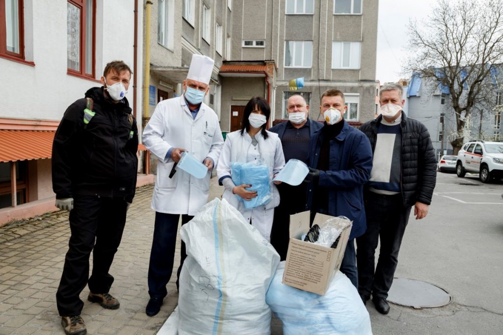 Медики Тернопільського району отримали ще 200 захисних комбінезонів (ВІДЕО)