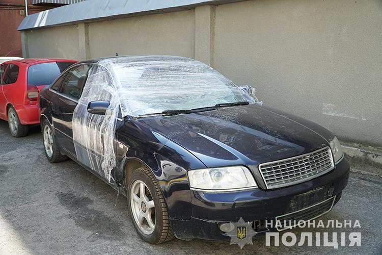 Крадіжка у Тернополі: злочинець не зміг завести чуже авто, то викликав евакуатор (ФОТО)
