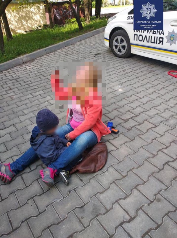 Могла трапитися біда: на “Східному” на дорозі сиділа жінка з маленькою дитиною (ФОТО)