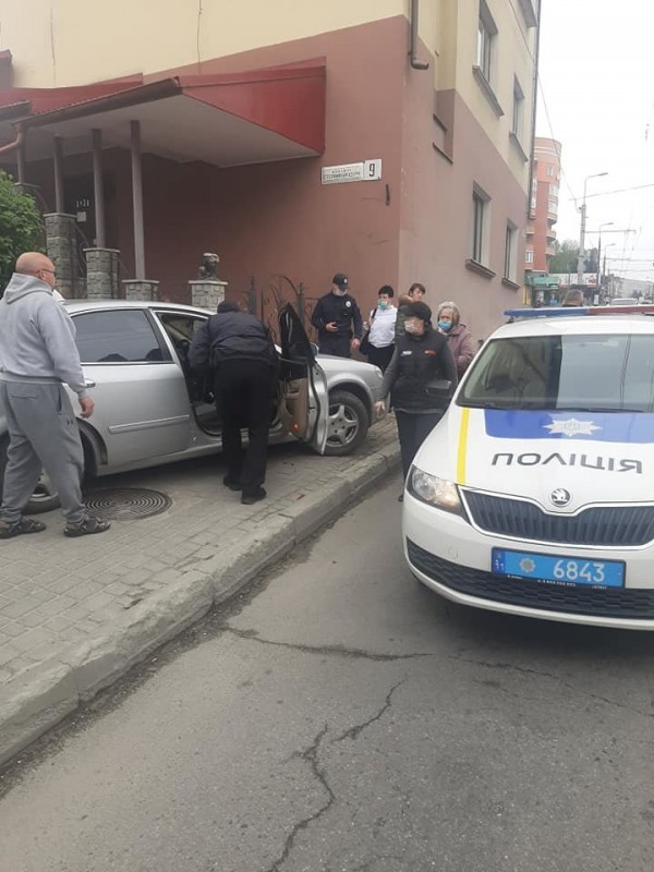 У Тернополі таксисту стало погано за кермом під час руху, коли він перевозив пасажирів (ФОТО)
