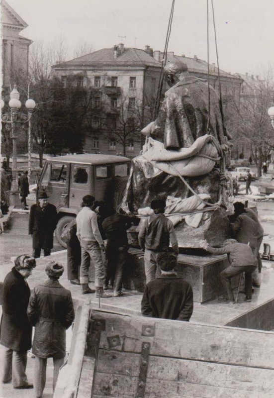 Показали чорно-білі світлини встановлення пам’ятника Тарасу Шевченку у Тернополі (ФОТОРЕПОРТАЖ)