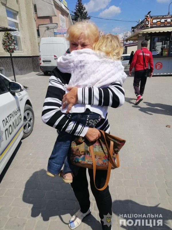 У Тернополі на ринку знайшли малолітню дівчинку (ФОТО)