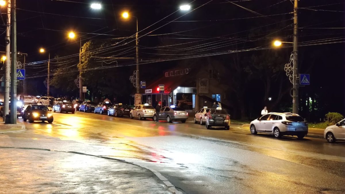 У Тернополі десятки таксистів з’їхалися на розбірки із “суддею”, який не хотів платити за проїзд (ФОТО)