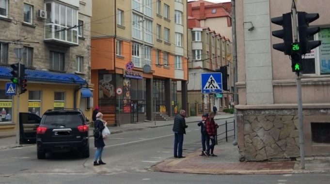 ДТП у Тернополі: позашляховик збив пішохода (ВІДЕО)