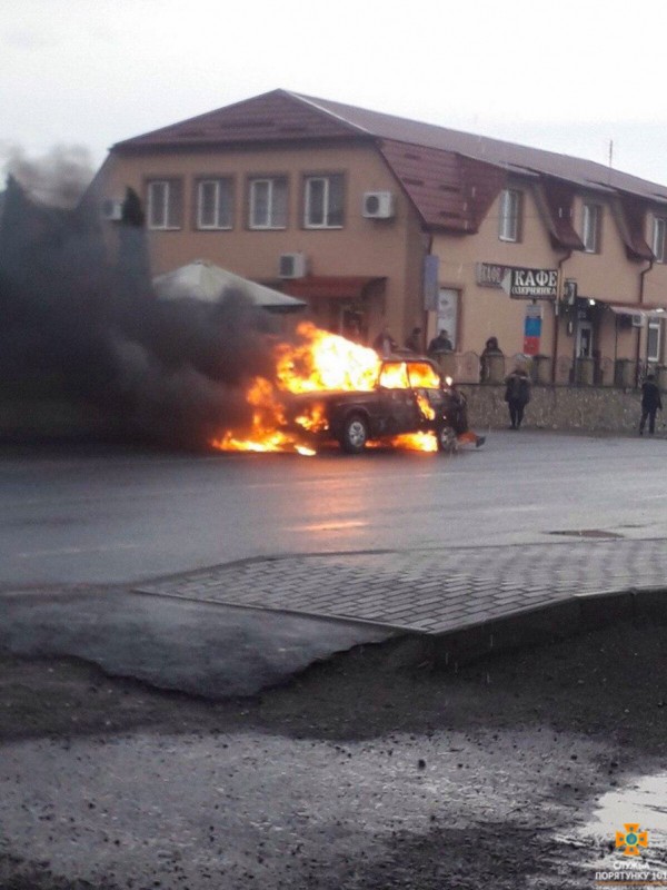 ДТП на трасі Тернопіль-Львів: вибухнув газовий балон, згорів автомобіль (ФОТО)