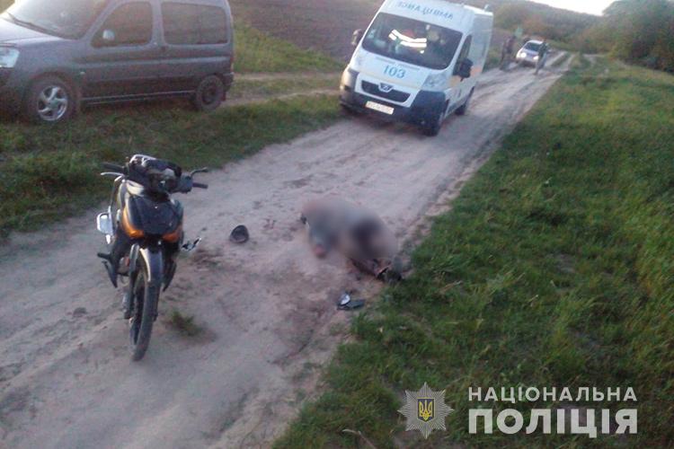 На Тернопільщині на дорозі знайшли мертвого чоловіка (ФОТО)