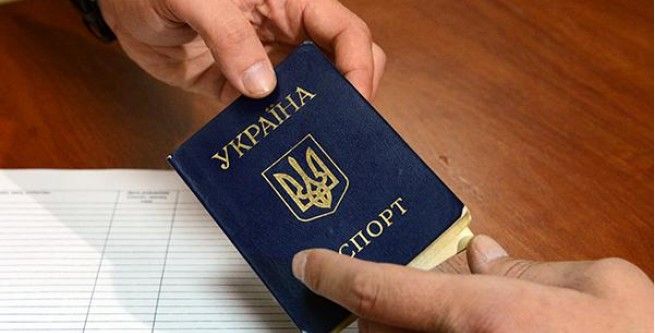На Тернопільщині через підробку паспортів судитимуть посадовця ДМС