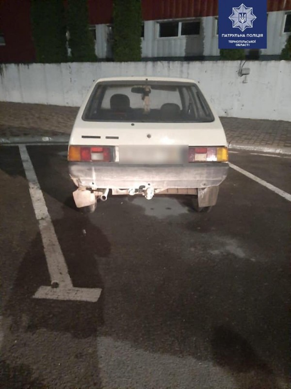 У Тернополі п’яний водій на “ЗАЗі” в’їхав в інше авто і втік з місця ДТП (ФОТО)