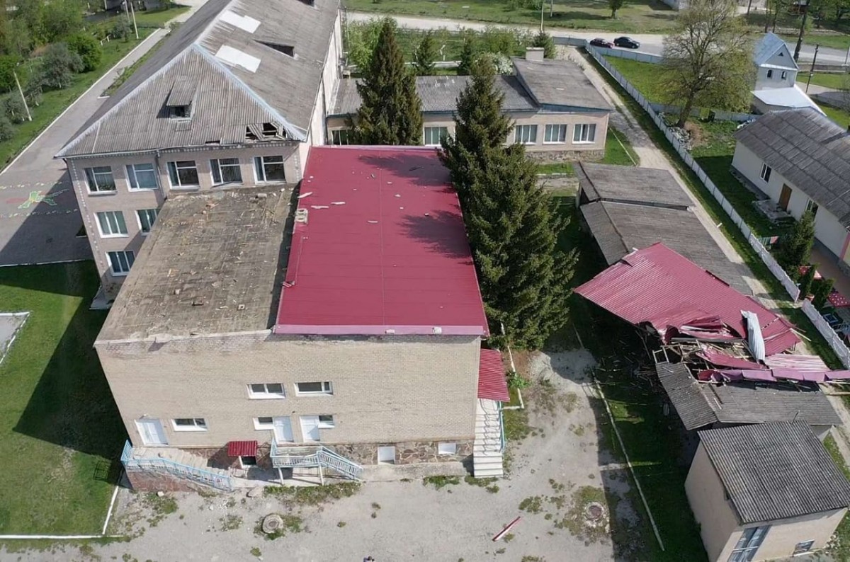 На Тернопільщині сильний вітер наробив біди: зірвало частину даху з школи (ФОТО)