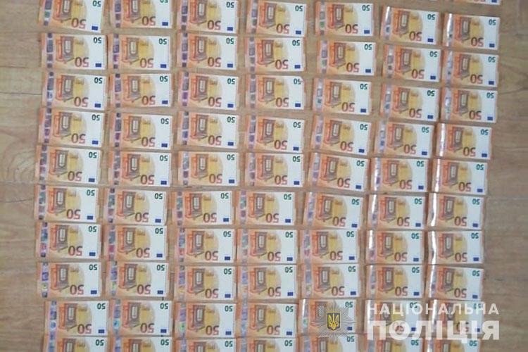 На Тернопільщині жінки з будинку пенсіонерів викрали 7000 євро та 10000 гривень (ФОТО)