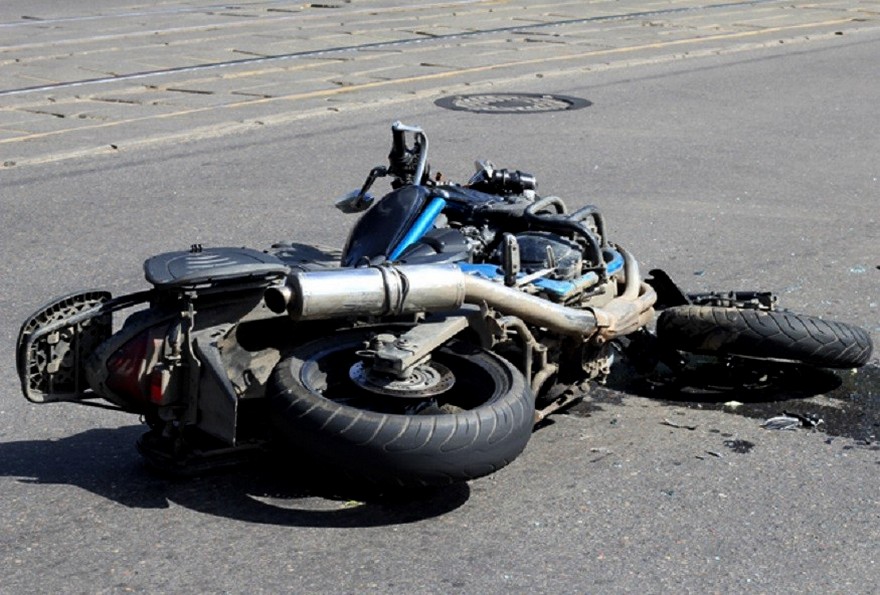 На Тернопільщині мотоцикліст в’їхав у дерево: водій отримав перелом черепа