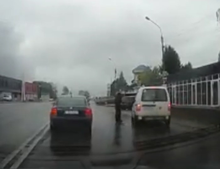 Не байдужі люди: у Тернополі зафіксували, як водій на переході ледь не збив чоловіка (ВІДЕО)
