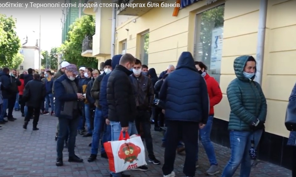 Усі на заробітки: у Тернополі сотні людей стоять в чергах біля банків (ВІДЕО)