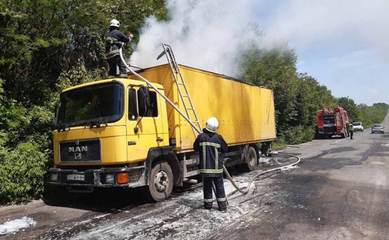Пожежа на Тернопільщині: на дорозі загорілася фура з продуктами (ФОТО)