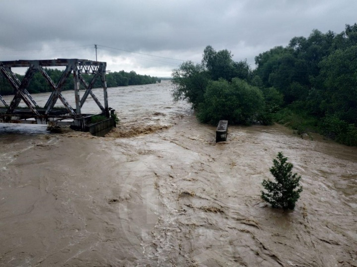 Штормове попередження: рівень води у річці Прут підніметься понад 7 метрів (ФОТО)