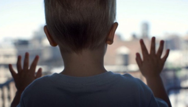 У Тернополі дитина перехилялася через вікно на 8-му поверсі (ФОТО, ВІДЕО)