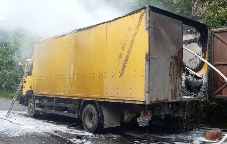 Пожежа на Тернопільщині: на дорозі загорілася фура з продуктами (ФОТО)