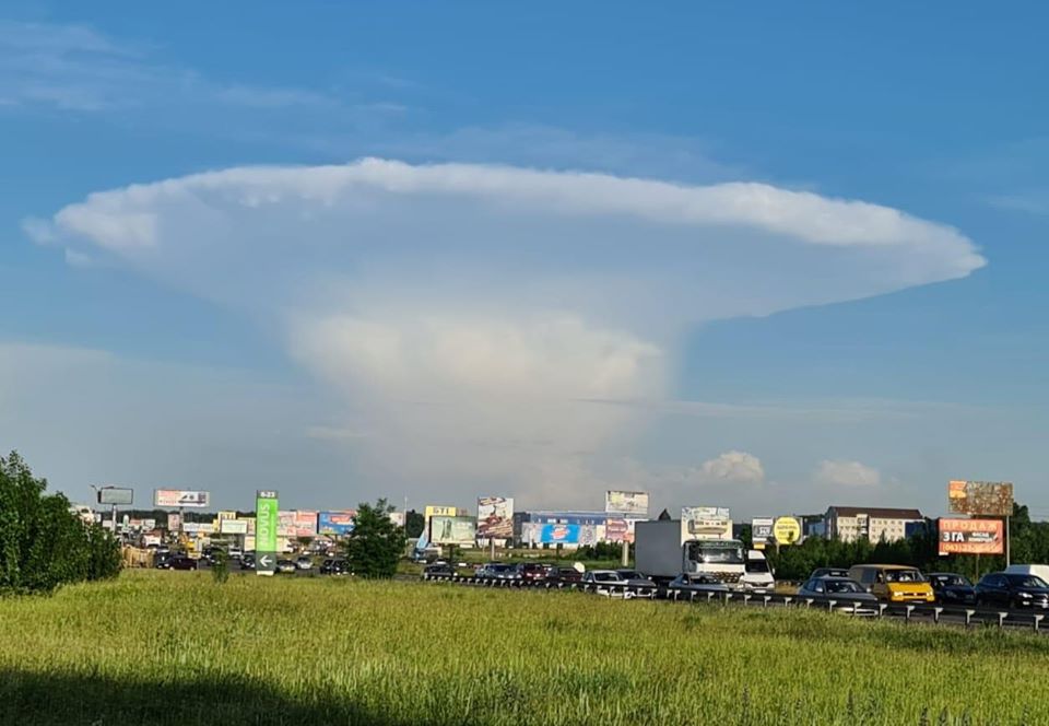 Не панікувати: у Києві люди бачили хмару у вигляді “гриба”, раніше таку помічали на Тернопільщині (ФОТО)