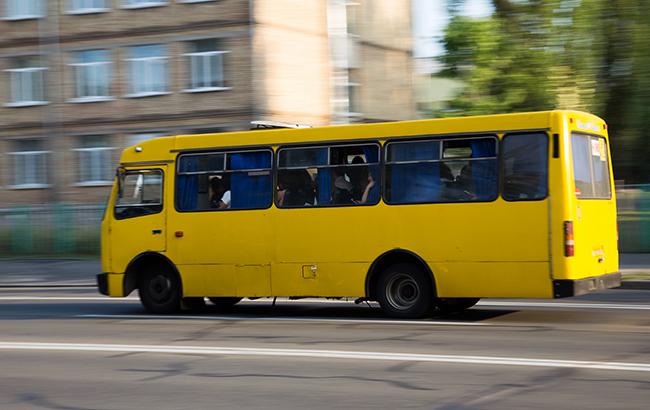 У Тернополі біля ринку п’яний пасажир через зауваження водія побив маршрутку