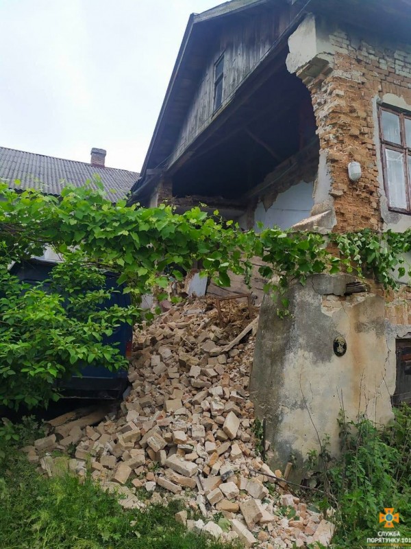 На Тернопільщині будівля, якій 102 роки, обвалилася на автомобіль (ФОТО)