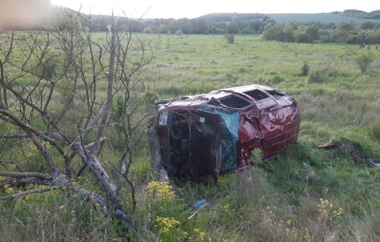 ДТП на Тернопільщині: автомобіль злетів з дороги у поле (ФОТО)