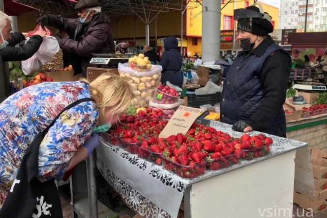 Чому в Тернополі подорожчали фрукти і високі ціни на ягоди