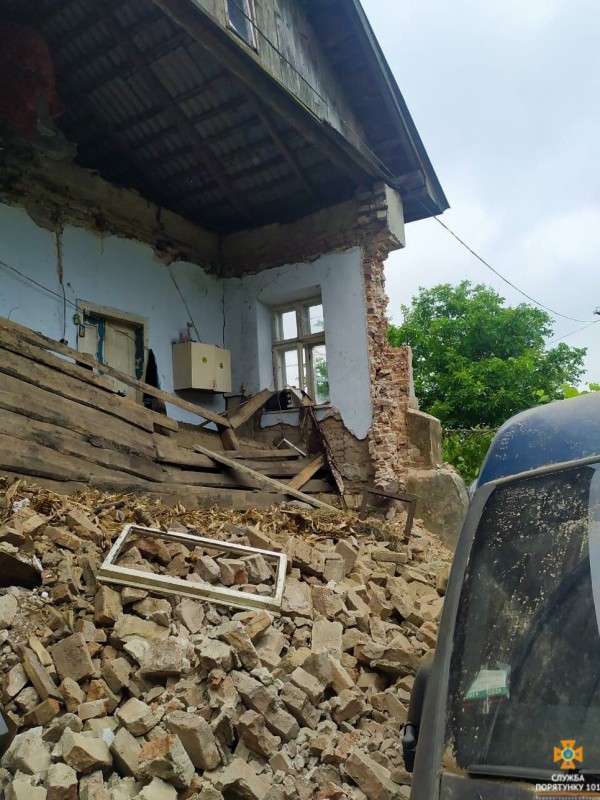 На Тернопільщині будівля, якій 102 роки, обвалилася на автомобіль (ФОТО)