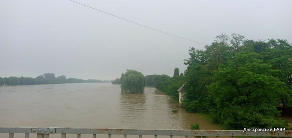 Паводкова хвиля добігає до Тернопільщини, а на Франківщині та Львівщині уже спадає рівень води (ФОТО)