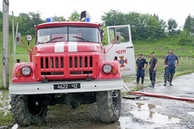 Рятувальники допомагають людям, що постраждали від паводку на Дністрі (ФОТО)