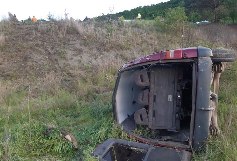 ДТП на Тернопільщині: автомобіль злетів з дороги у поле (ФОТО)