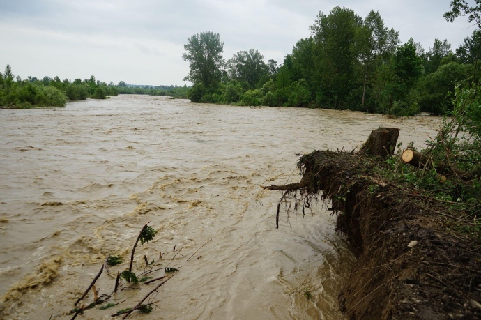 Підтоплення, повалені дерева, порив дамби: негода наробила лиха в 8 областях України (ФОТО)