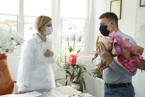 Волонтери Гуманітарного штабу Тернопільського району привітали медиків квітами (ФОТО, ВІДЕО)