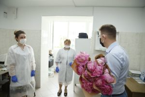 Волонтери Гуманітарного штабу Тернопільського району привітали медиків квітами (ФОТО, ВІДЕО)