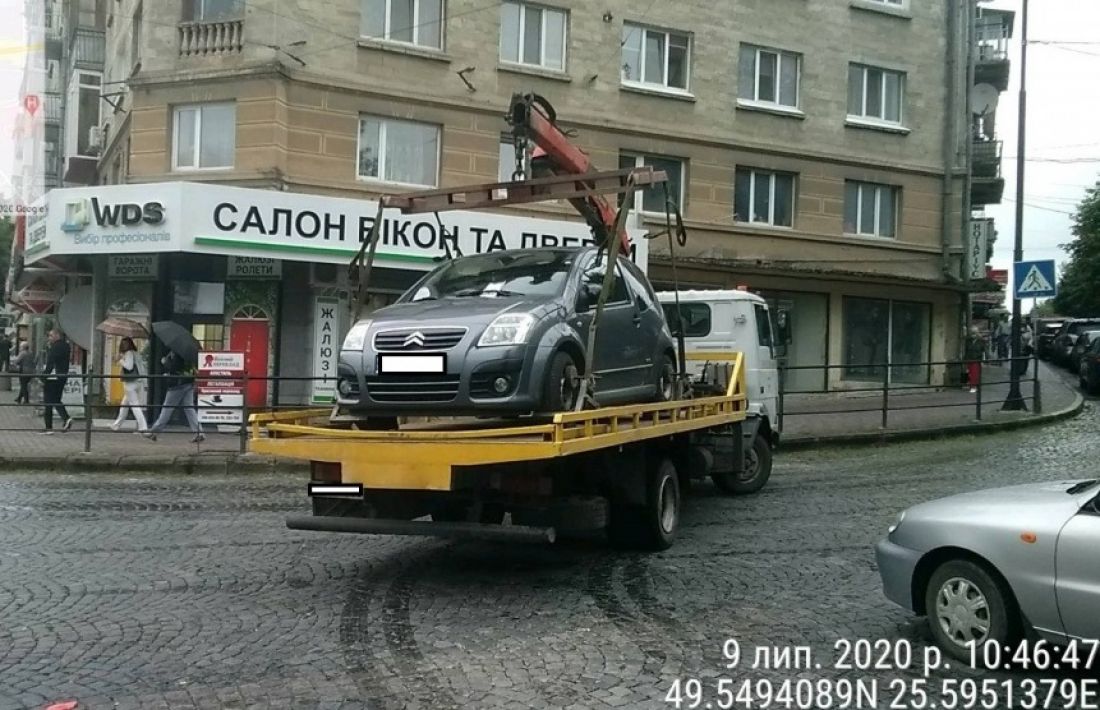 Уже 10: у Тернополі почали “полювання” на неправильно припарковані авто (ФОТО)