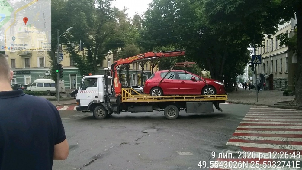 Уже 10: у Тернополі почали “полювання” на неправильно припарковані авто (ФОТО)