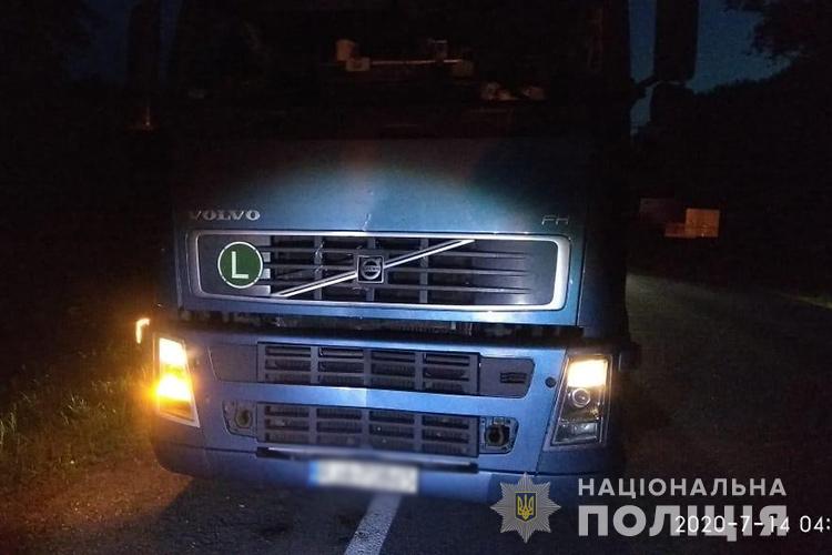 На Тернопільщині вантажівка збила чоловіка: від удару тіло відкинуло на зустрічну і там його переїхало ще декілька автівок