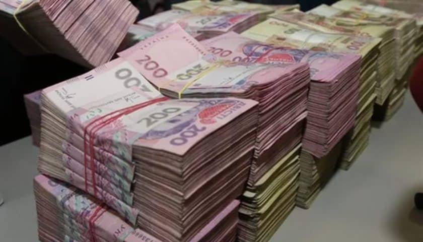 На Тернопільщині чоловік викрав у односельчанки 135000 грн та 100 доларів