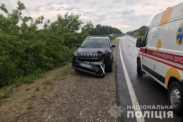 На Тернопільщині JEEP зіткнувся з автомобілем ГАЗ: молоковозом перекинувся (ФОТО)