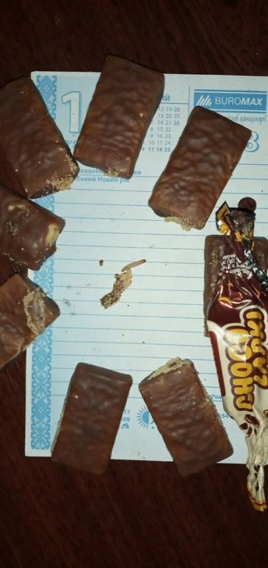 “Це була остання крапля!”: на Тернопільщині жінку розлютили цукерки з черв’яками (ФОТО)