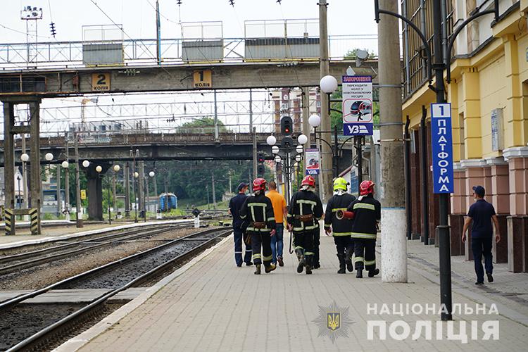 Тернополі з будівлі вокзалу евакуювали людей, бо хтось повідомив про замінування колії (ФОТО, ВІДЕО)