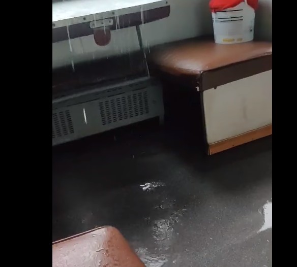“Потоп у поїзді Укрзалізниці”: з’явилося відео, як пасажирів заливає водою прямо у вагоні (ВІДЕО)