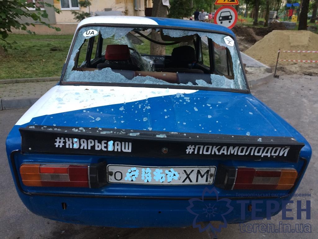 У Тернополі хулігани понищили “Жигулі” із матюками (ФОТО)