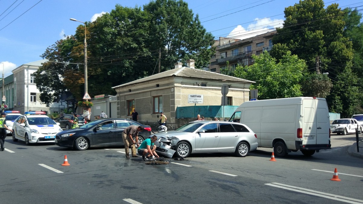 У Тернополі автомобіль Audi врізався в мотоцикл Honda (ФОТО)