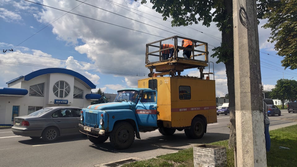 У Тернополі вантажівка, яка перевозила комбайн, порвала тролейбусні дроти (ФОТОФАКТ)