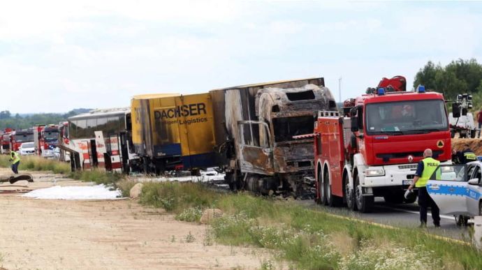У Польщі автобус з десятками українців зіткнувся із двома вантажівками (ФОТО)