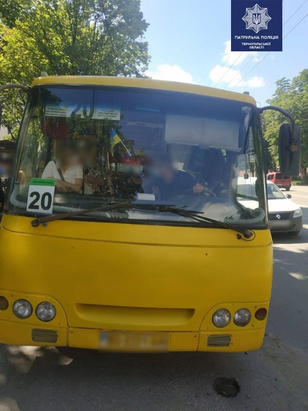 У Тернополі копи перевіряють чи у масках водії та пасажир (ФОТО)