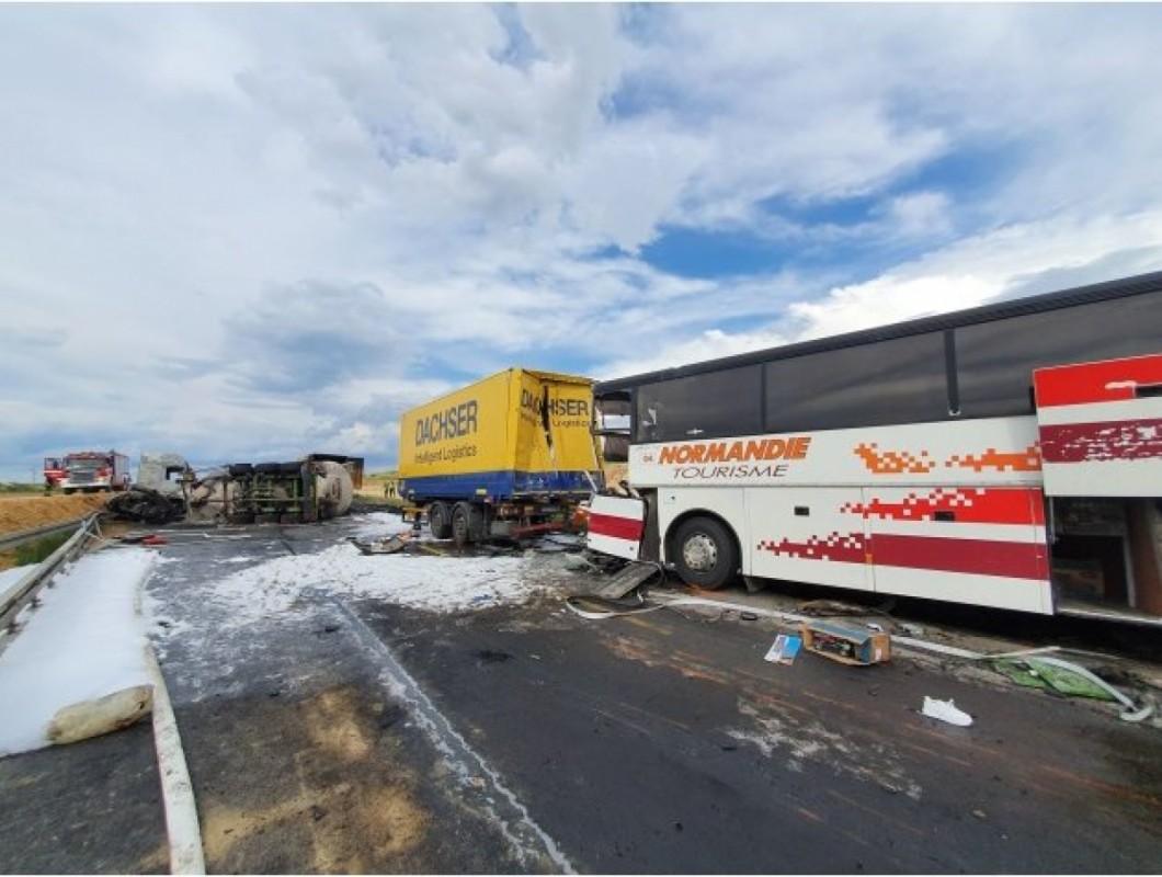 Масштабна аварія у Польщі: автобус з Тернополя зіткнувся із вантажівками (ФОТО)