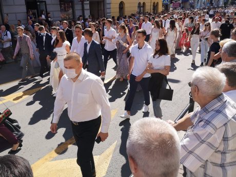Випускний – 2020: як у Тернополі відбувається традиційна хода випускників (ФОТОРЕПОРТАЖ)