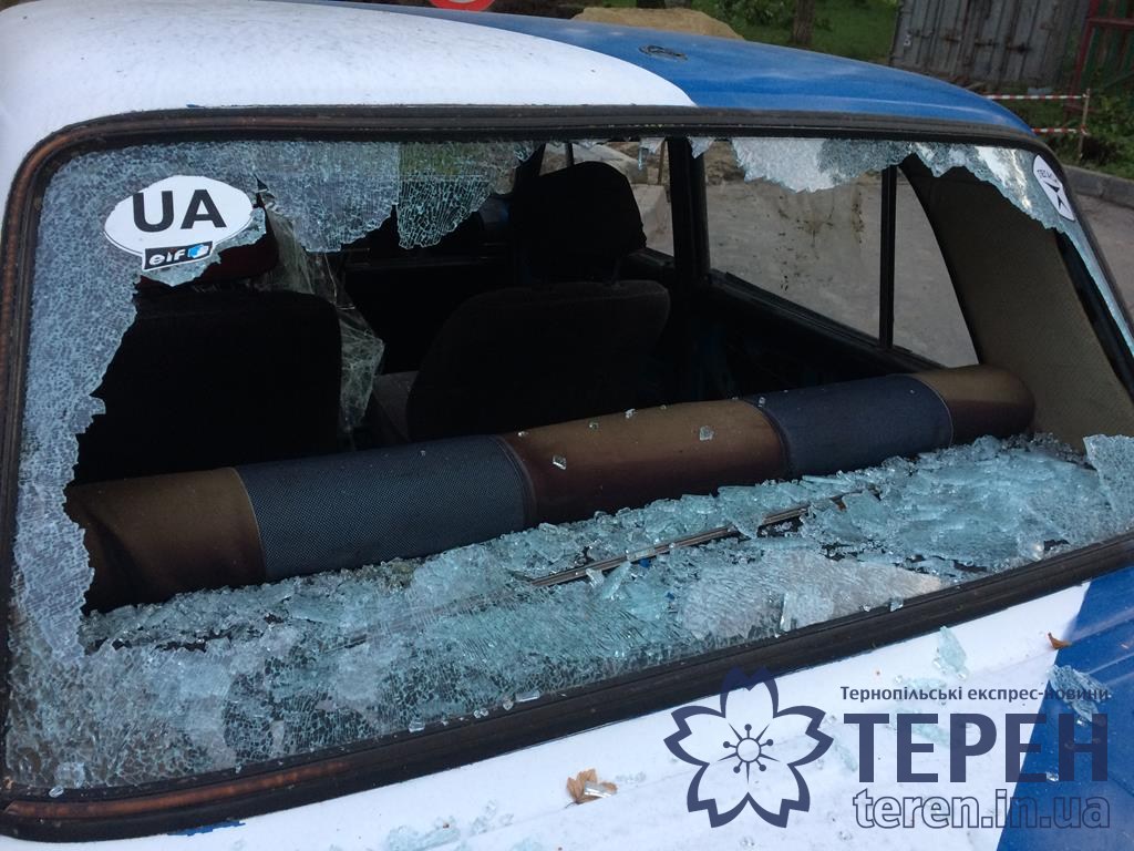 У Тернополі хулігани понищили “Жигулі” із матюками (ФОТО)